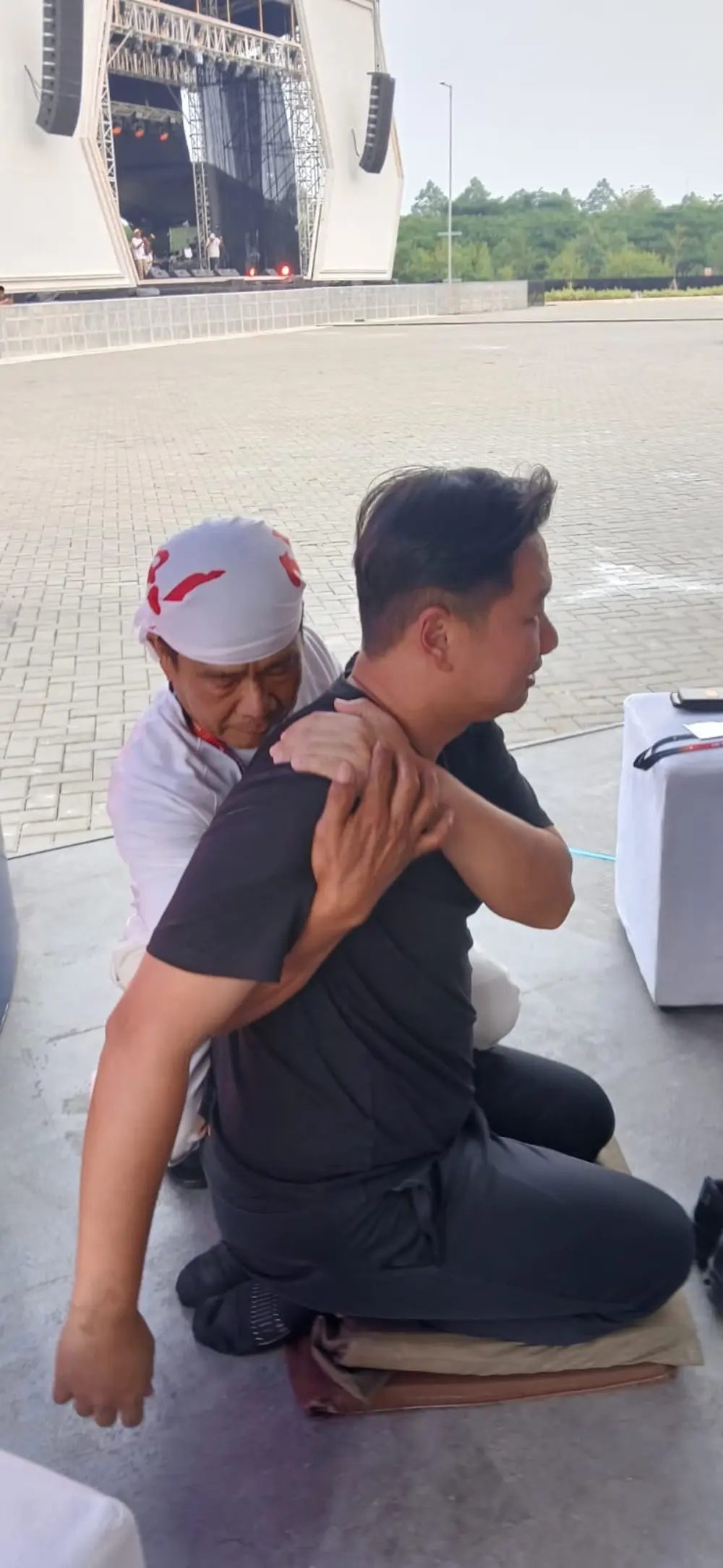 Terapis Yumeiho menangani pengunjung acara di area terbuka