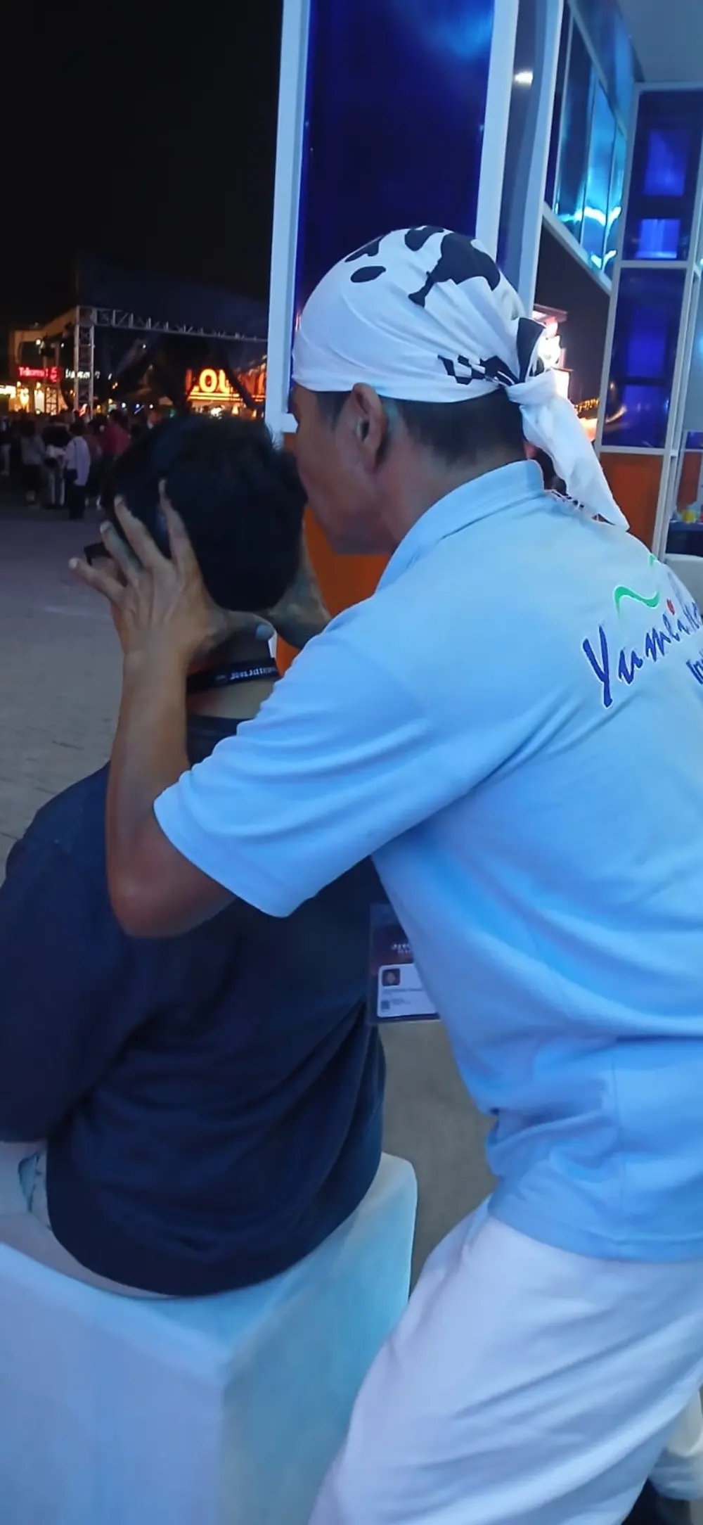 Sesi terapi Yumeiho di booth acara pada malam hari