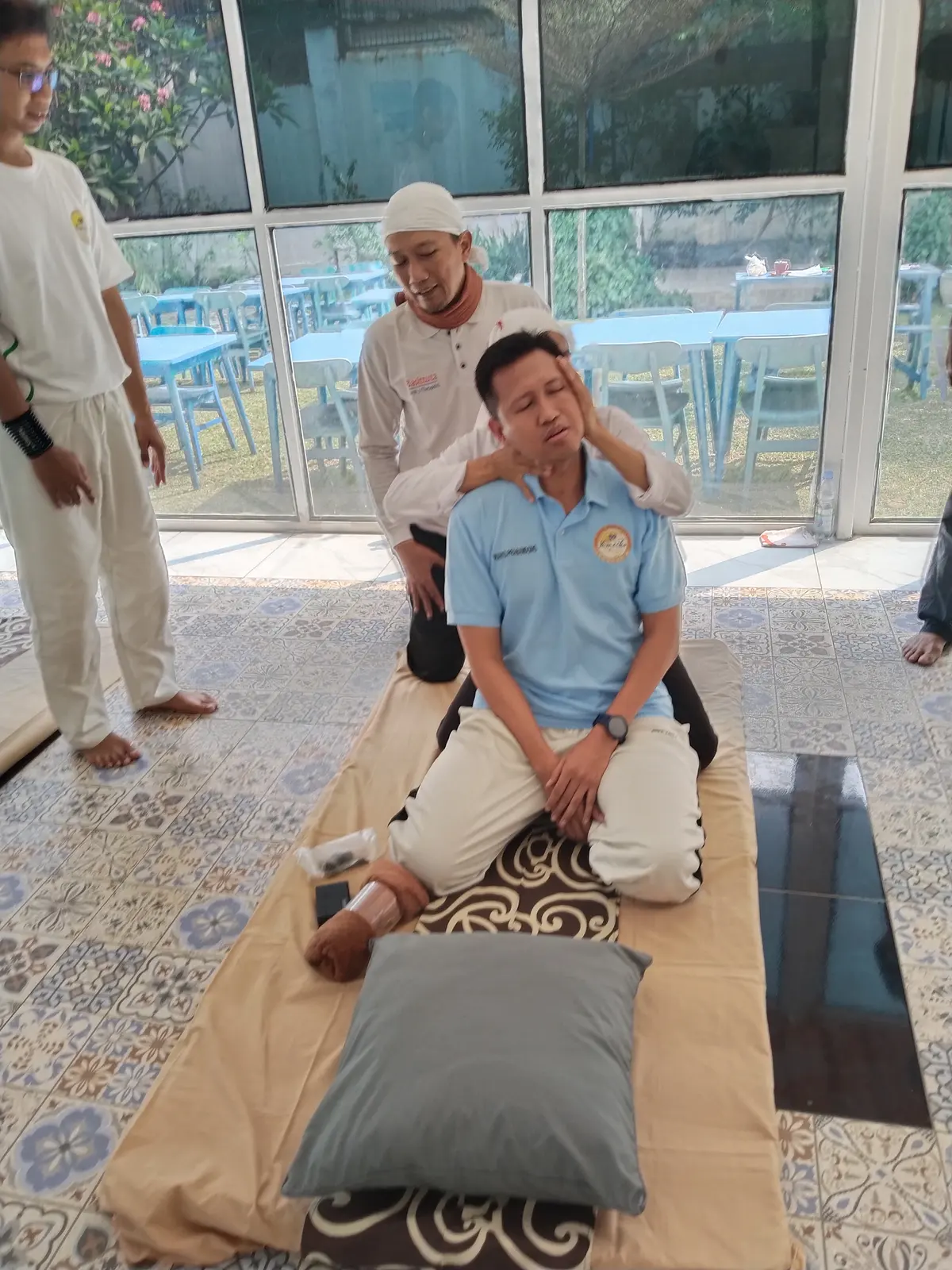 Terapis Yumeiho berlatih menyempurnakan gerakan bersama