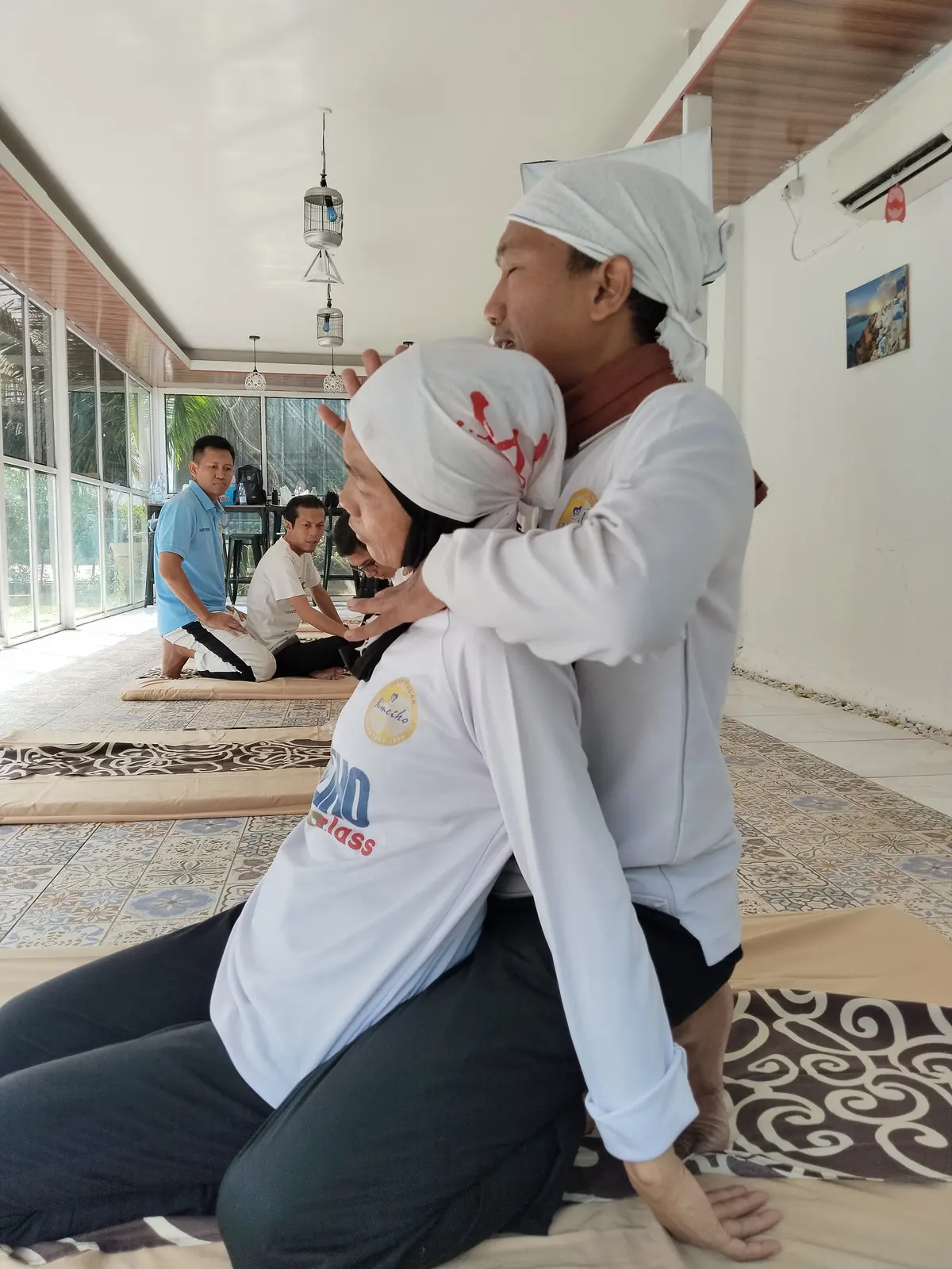 Latihan teknik Yumeiho berpasangan pada pertemuan terapis