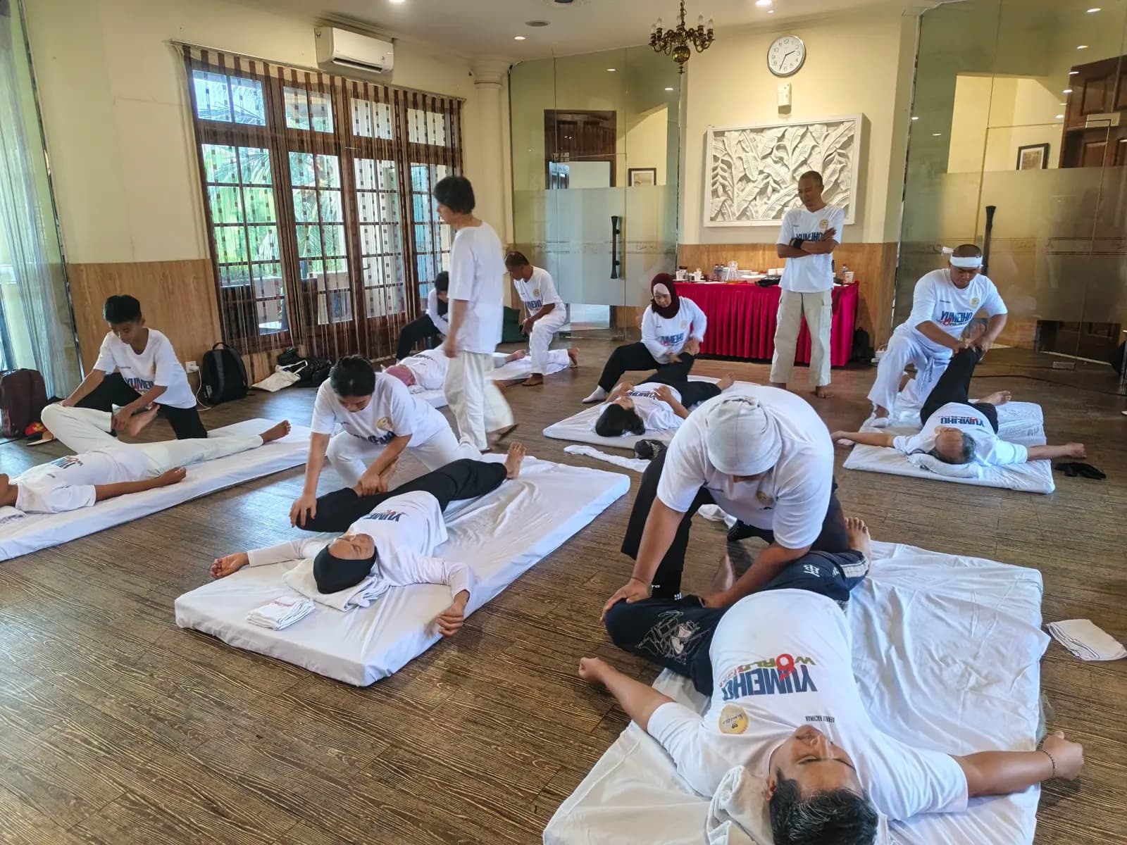 Ruang pelatihan Yumeiho dengan peserta berlatih berpasangan